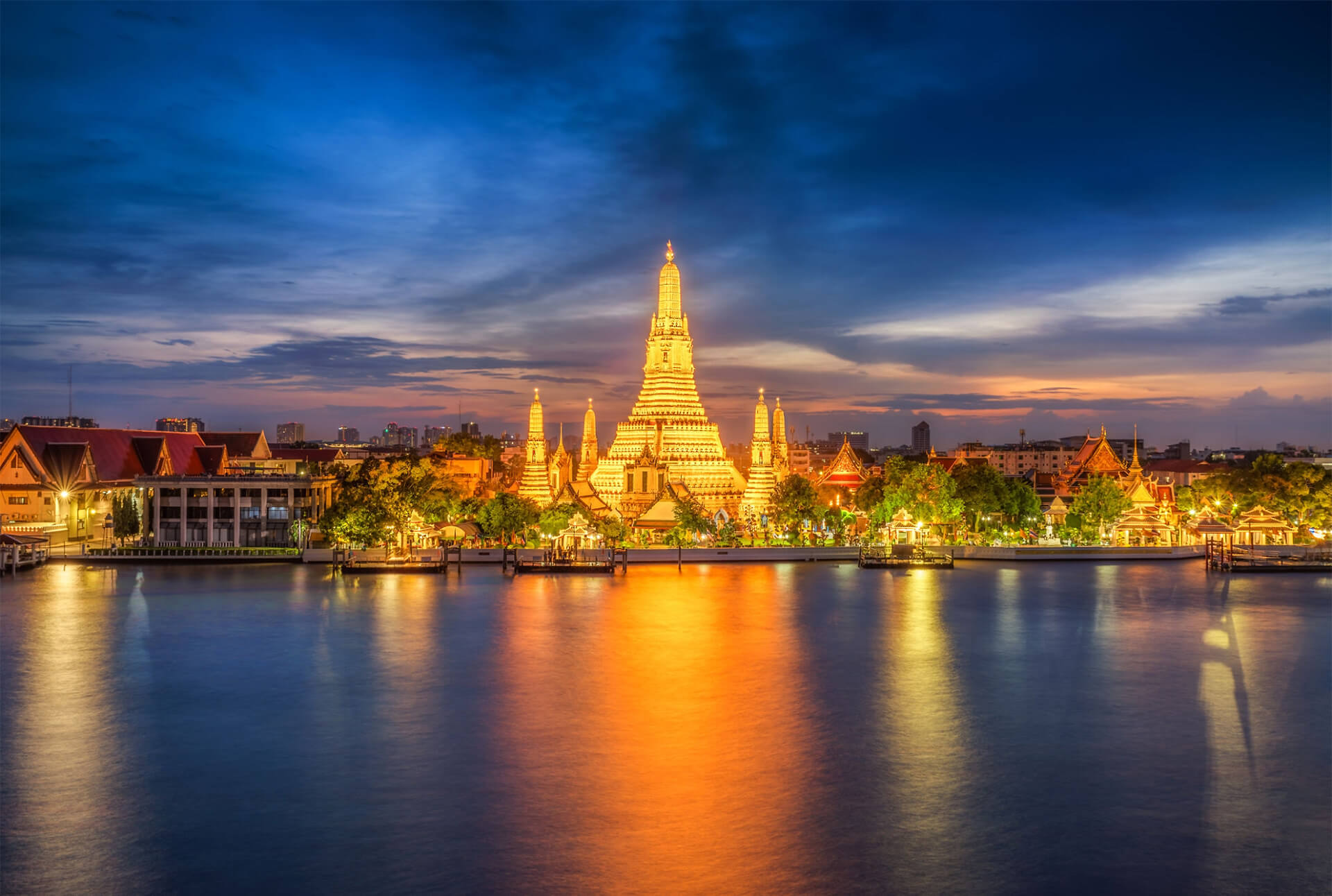 https://itraveltips.com/wp-content/uploads/2021/02/1177404879-sunset-city-skyline-at-Wat-Arun-temple-and-Chao-Phraya-River-Bangkok.jpg